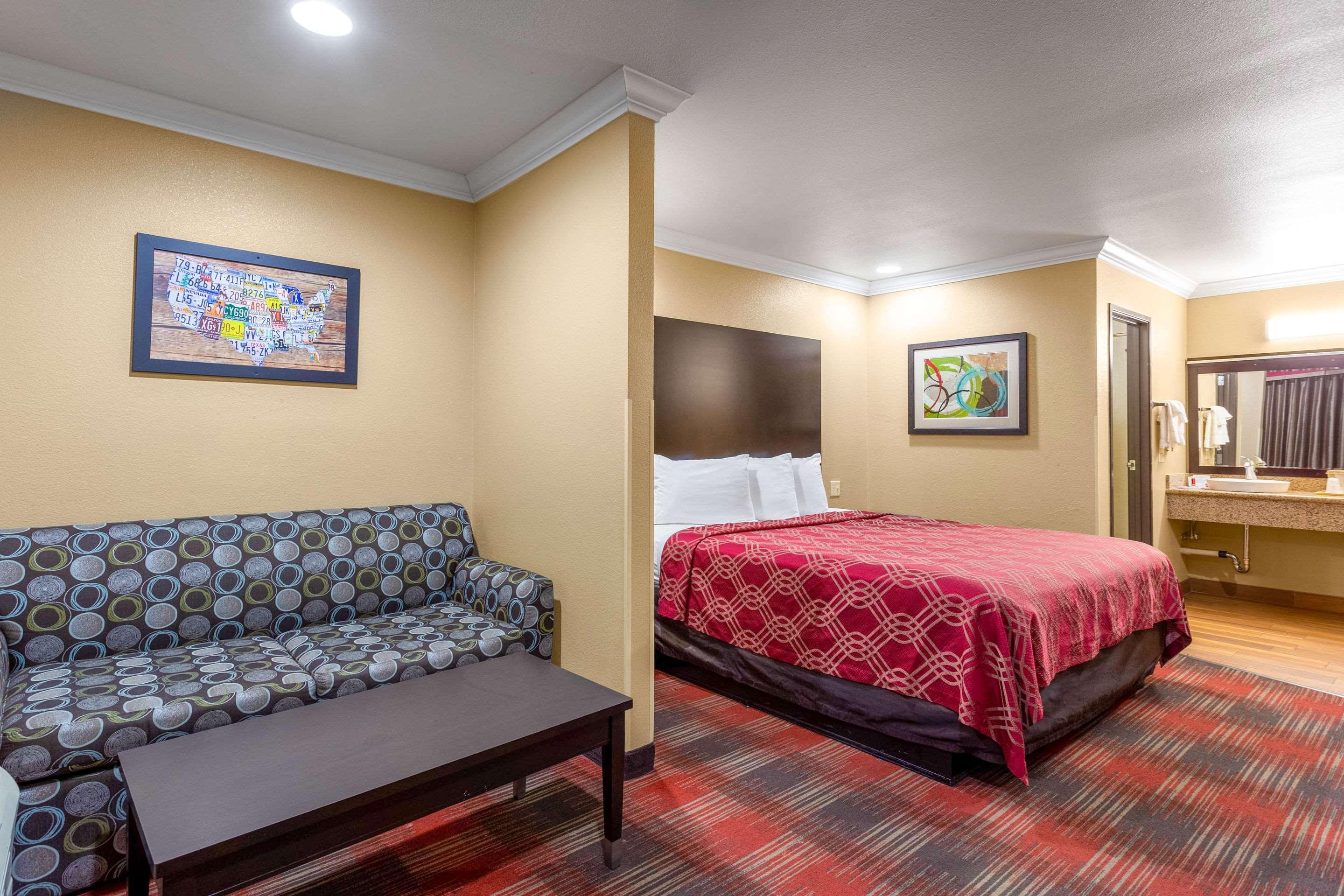 Econo Lodge Inn & Suites Escondido Downtown Exterior photo