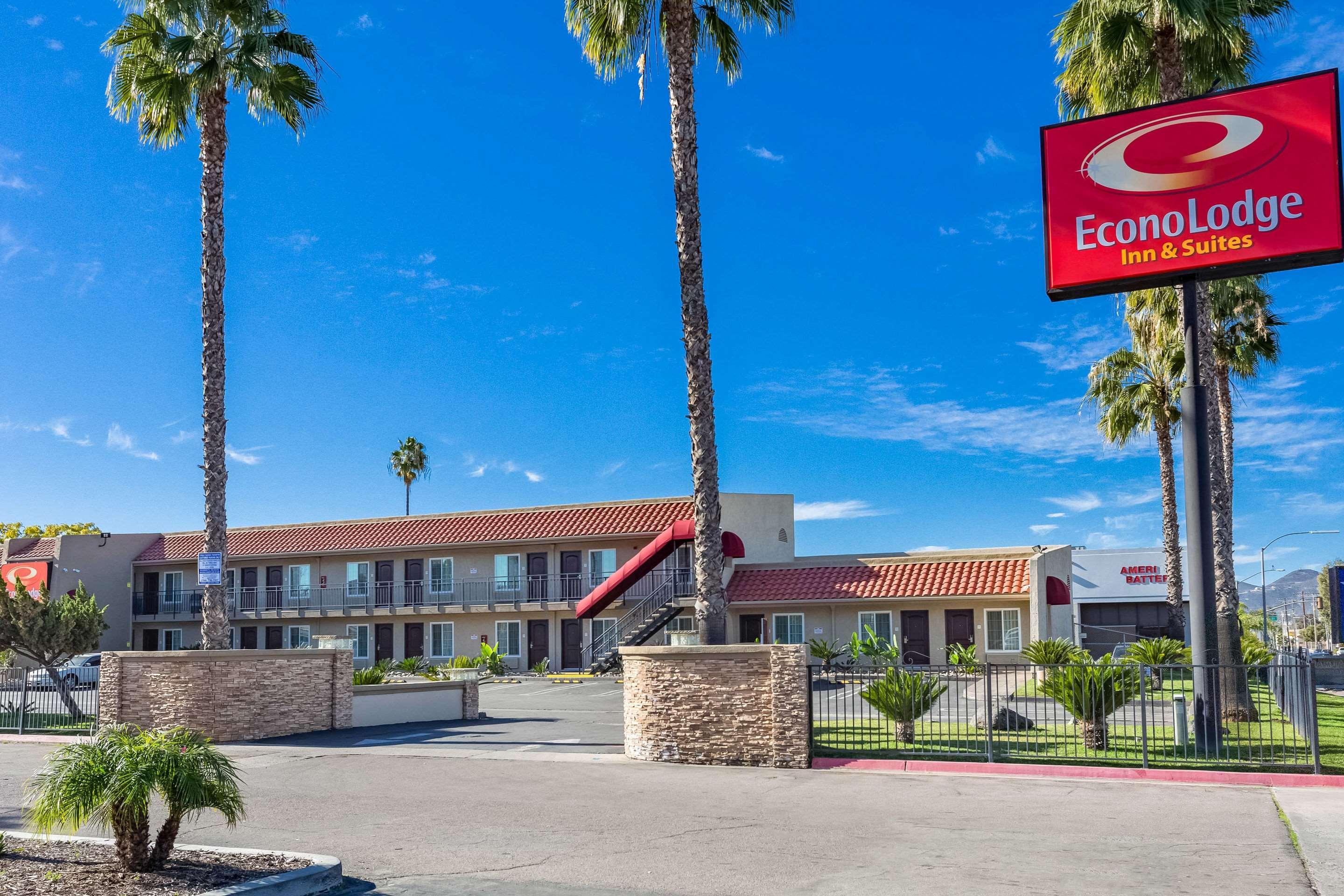 Econo Lodge Inn & Suites Escondido Downtown Exterior photo